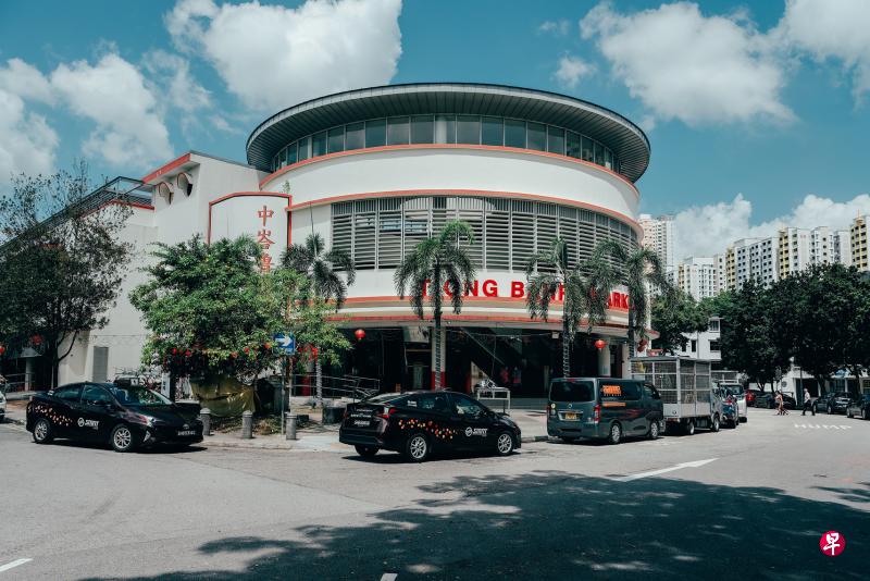 中峇鲁巴刹与熟食中心的建筑,与中峇鲁区摩登流线型建筑风(Streamline Moderne)和装饰艺术(Art Deco)建筑美学的风格相吻合。(国家文物局提供) 中峇鲁巴刹与熟食中心的建筑,与中峇鲁区摩登流线型建筑风(Streamline Moderne)和装饰艺术(Art Deco)建筑美学的风格相吻合。(国家文物局提供)