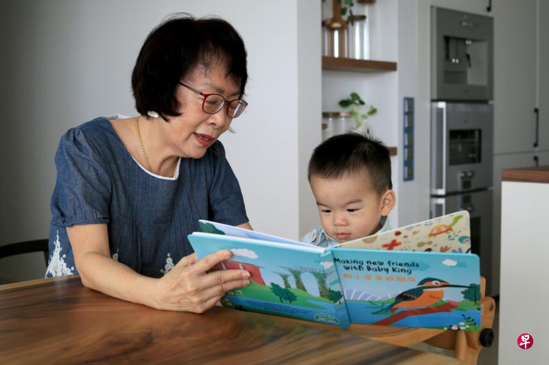 周丽青建议家长读故事书给小朋友听或和小朋友一起阅读，有助培养孩子的阅读兴趣，也能促进亲子关系。