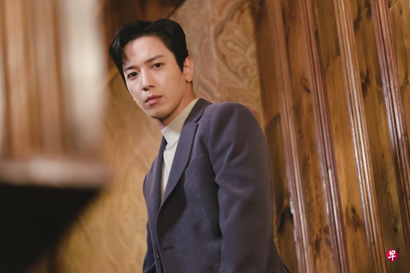 郑容和饰演利用鬼赚钱的骗子,后来被一些冤死的人触动怜悯之心,还为他们揪出真凶。 郑容和饰演利用鬼赚钱的骗子,后来被一些冤死的人触动怜悯之心,还为他们揪出真凶。