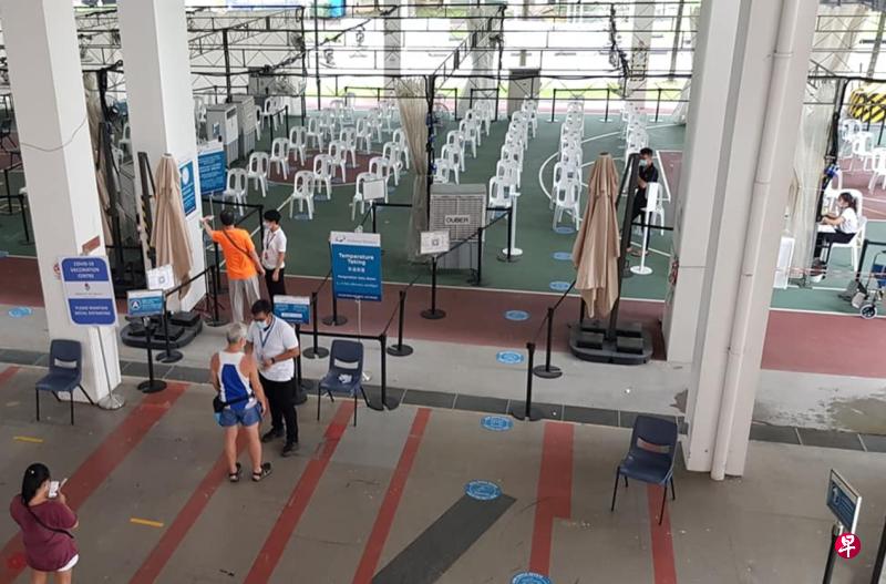 民众到注射疫苗地点排队报到。（衣若芬摄）