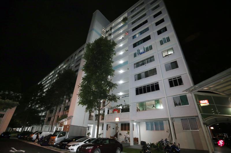 卫生部将为后港8道第506座组屋的所有居民进行强制检测,这座12层楼的组屋共有114个单位。小图为卫生部发出关于检测事宜的通知。(唐家鸿摄) 卫生部将为后港8道第506座组屋的所有居民进行强制检测,这座12层楼的组屋共有114个单位。小图为卫生部发出关于检测事宜的通知。(唐家鸿摄)