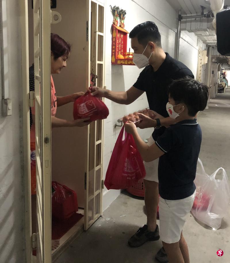 随着本地进入高警戒解封第二阶段,善粮社的义工外出送餐给受益人时,最多只能两人同行。(善粮社提供) 随着本地进入高警戒解封第二阶段,善粮社的义工外出送餐给受益人时,最多只能两人同行。(善粮社提供)