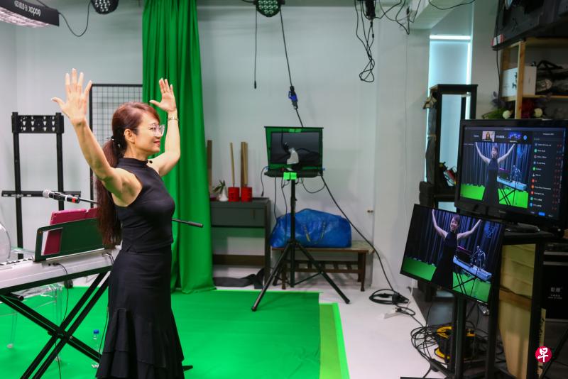 “新空下”全国学生新谣音乐节音乐营今年首次线上举行,专业歌唱教师谢庭萱透过镜头,向参与的学生传授演唱和表演技巧。(施策文摄) “新空下”全国学生新谣音乐节音乐营今年首次线上举行,专业歌唱教师谢庭萱透过镜头,向参与的学生传授演唱和表演技巧。(施策文摄)