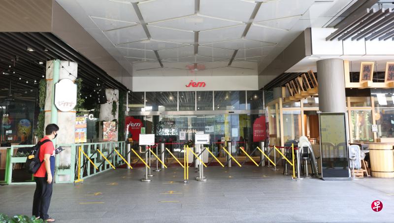 ▲JEM和西城这两家购物中心自昨天起关闭两周到6月6日重开,昨天只有店员可从约四个入口处进入商场整理货物,不少公众到场后才知道商场关闭,只能离开。(庄耿闻摄) 一些曾到裕廊东JEM购物中心和西城的公众,昨天到树群中学旧校舍接受冠病检测,多数在15分钟内完成。(陈斌勤摄) ▲JEM和西城这两家购物中心自昨天起关闭两周到6月6日重开,昨天只有店员可从约四个入口处进入商场整理货物,不少公众到场后才知道商场关闭,只能离开。(庄耿闻摄) 一些曾到裕廊东JEM购物中心和西城的公众,昨天到树群中学旧校舍接受冠病检测,多数在15分钟内完成。(陈斌勤摄)