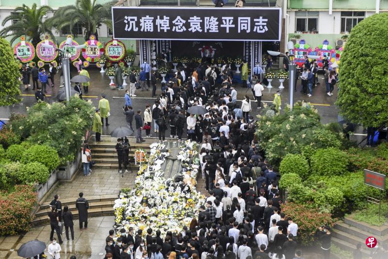 来自全国各地的民众昨天上午在长沙的湖南杂交水稻研究中心,排队悼念袁隆平。(中新社) 来自全国各地的民众昨天上午在长沙的湖南杂交水稻研究中心,排队悼念袁隆平。(中新社)