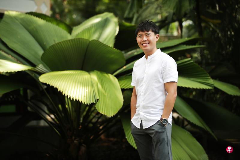 因脊椎关节发炎导致颈部关节疼痛,让李炎贤遗憾的,就是不能像其他父亲一样把年幼的孩子抱到肩上坐着。(蔡家增摄) 因脊椎关节发炎导致颈部关节疼痛,让李炎贤遗憾的,就是不能像其他父亲一样把年幼的孩子抱到肩上坐着。(蔡家增摄)