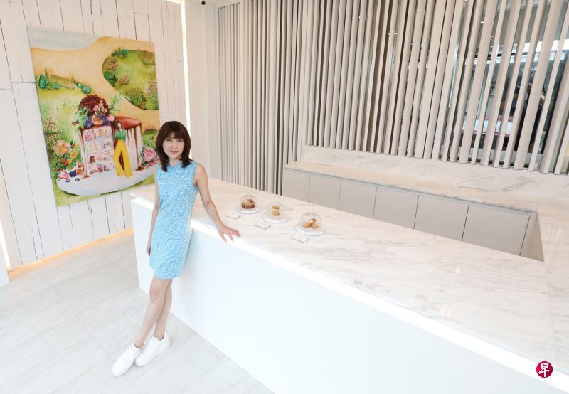 欧萱圆梦当甜点店老板,店内的装潢以白色系为主。 欧萱圆梦当甜点店老板,店内的装潢以白色系为主。