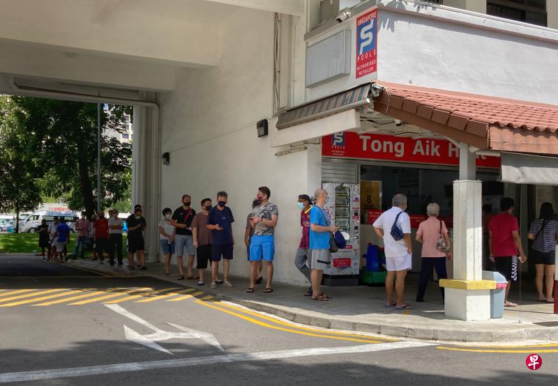 昨晚开彩的多多第一组奖金高达950万元，后港61街第685座的“同益发”投注站外昨早虽然出现人龙，但人潮同过去相比少了许多。（唐家鸿摄）