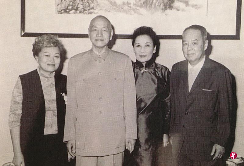 1967年蒋介石(左二)与宋美龄(右二)接见林可胜(右一)与他太太。(作者提供) 1967年蒋介石(左二)与宋美龄(右二)接见林可胜(右一)与他太太。(作者提供)