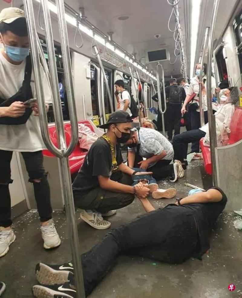 　吉隆坡两列轻快铁昨晚发生意外后，车厢内一些乘客受伤倒地，另一些则为伤者施救。（互联网）