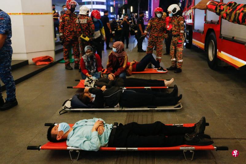 吉隆坡两列轻快铁列车周一晚上相撞后,拯救工作彻夜进行。警察、医护人员及消防员大出动,将伤者一一救出车厢,并将伤势较严重者安置在担架上,等待送院。(法新社) 吉隆坡两列轻快铁列车周一晚上相撞后,拯救工作彻夜进行。警察、医护人员及消防员大出动,将伤者一一救出车厢,并将伤势较严重者安置在担架上,等待送院。(法新社)