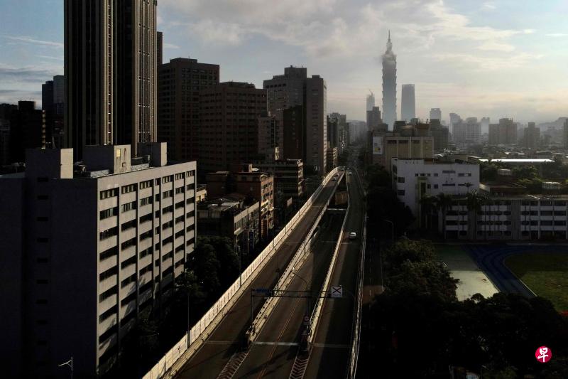 由于疫情持续严峻，台湾政府昨天宣布全台三级警戒从5月28日延长至6月14日。图为昨天台北市内一处高架快速公路上，可以看到往来车辆稀少。（法新社）