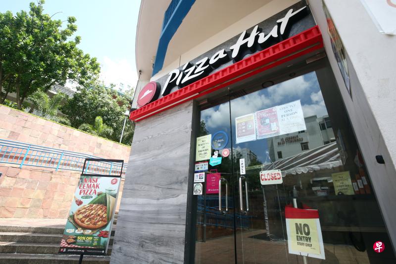 位于榜鹅生活聚场的必胜客分店有四名职员确诊,分店已从22日起关闭两周,避免病毒传播。(萧紫薇摄) 位于榜鹅生活聚场的必胜客分店有四名职员确诊,分店已从22日起关闭两周,避免病毒传播。(萧紫薇摄)