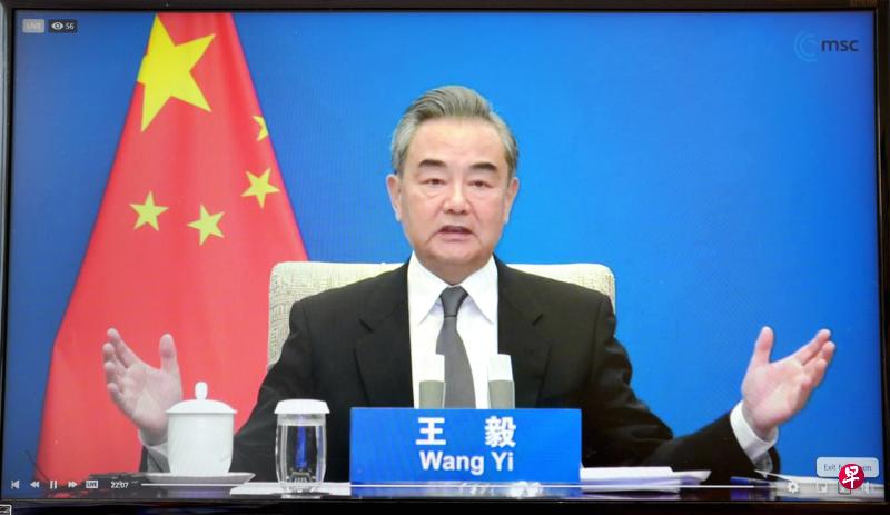王毅前天以视频方式出席慕尼黑安全会议“中国专场”发表演讲时,向欧盟发出友好信号;他同时也批评欧盟把经贸问题政治化。(中新社) 王毅前天以视频方式出席慕尼黑安全会议“中国专场”发表演讲时,向欧盟发出友好信号;他同时也批评欧盟把经贸问题政治化。(中新社)