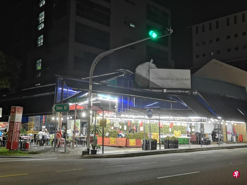 芽笼榴梿飘香。（摄于防疫措施收紧前）