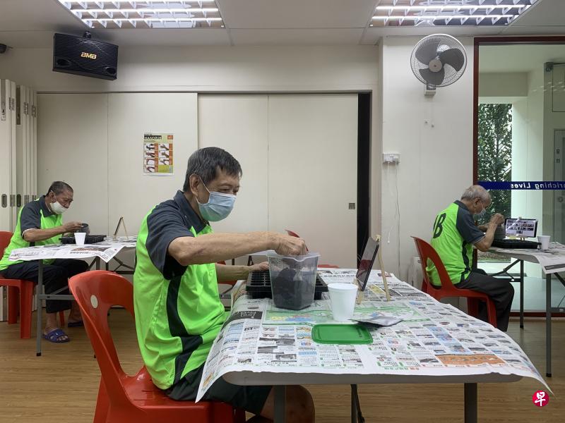 狮子乐龄之友的乐龄活动中心继续开放给有需要的乐龄。他们都按照防疫条例，进行手工艺等活动。（狮子乐龄之友协会提供）