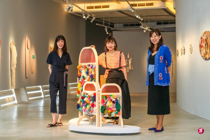 （左起）Sewing Discord策展人卢晓蕙，拉萨尔艺术学院讲师姬涅特与林素贤，展品为姬涅特钩织的屏风。