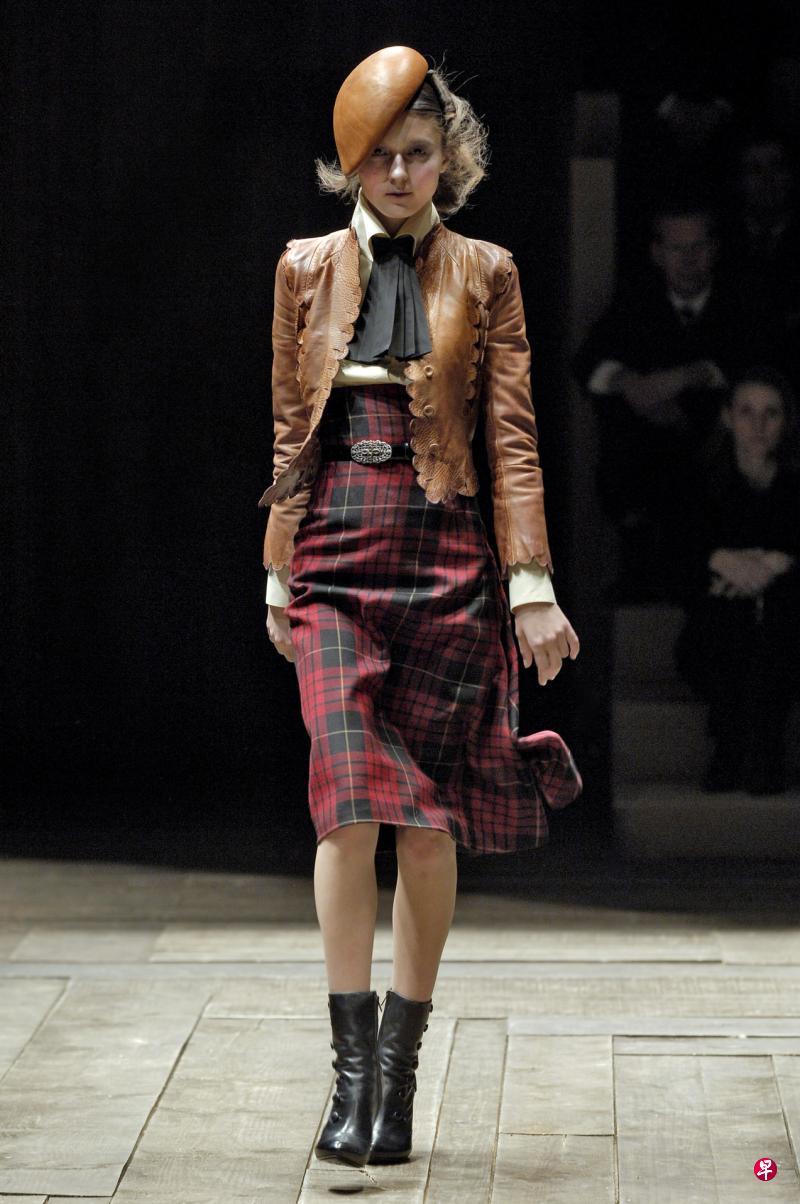 Alexander McQueen 2006秋冬系列。(照片:Chris Moore/Catwalking.com) Alexander McQueen 2006秋冬系列。(照片:Chris Moore/Catwalking.com)