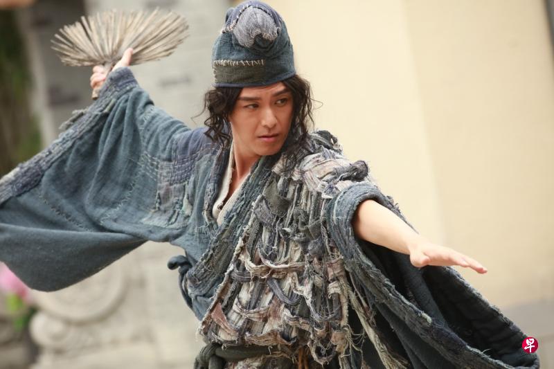 萧正楠在《一笑渡凡间》饰演济公,他未得道成佛前,与汤洛雯(左图右)饰演的女捕快是一对欢喜冤家,两人联手查案。 萧正楠在《一笑渡凡间》饰演济公,他未得道成佛前,与汤洛雯(左图右)饰演的女捕快是一对欢喜冤家,两人联手查案。