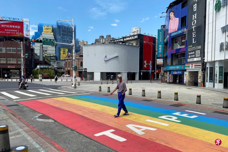 台北万华区西门町购物街原本是游人如织、潮男潮女流连的热闹景点,如今一片冷清。图为昨天一名路人在西门红楼附近越过空荡荡的马路。(路透社) 台北万华区西门町购物街原本是游人如织、潮男潮女流连的热闹景点,如今一片冷清。图为昨天一名路人在西门红楼附近越过空荡荡的马路。(路透社)