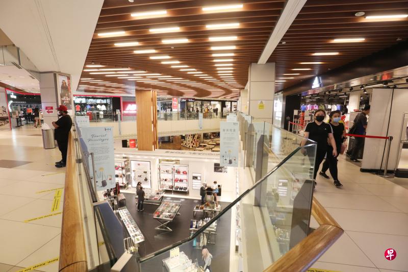 受Jem和西城商场暂时关闭影响,IMM商场昨天傍晚也显得格外冷清,购物人潮大减。(邝启聪摄) 受Jem和西城商场暂时关闭影响,IMM商场昨天傍晚也显得格外冷清,购物人潮大减。(邝启聪摄)