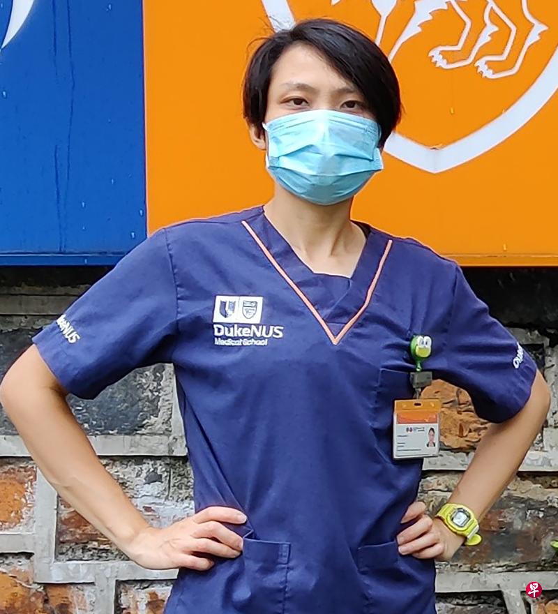 前消防员黄湘怡(左)和新加坡中央医院前护士刘贞栾受之前的工作的启发,毅然辞工报读医科。杜克—新加坡国立大学医学院今年共有54名毕业生。(受访者提供) 前消防员黄湘怡(左)和新加坡中央医院前护士刘贞栾受之前的工作的启发,毅然辞工报读医科。杜克—新加坡国立大学医学院今年共有54名毕业生。(受访者提供)