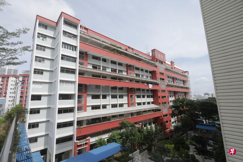 马西岭坡第115座组屋碍于格局和地势,电梯翻新成本超出每户3万元的顶限。尽管如此,建屋局在评估了基层顾问和居民的上诉后决定灵活处理,将电梯翻新计划扩展至这座组屋。(林国明摄) 马西岭坡第115座组屋碍于格局和地势,电梯翻新成本超出每户3万元的顶限。尽管如此,建屋局在评估了基层顾问和居民的上诉后决定灵活处理,将电梯翻新计划扩展至这座组屋。(林国明摄)