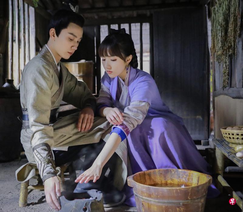 苏晓彤(右)和王子奇剧中探案,经常“重演案件”。(互联网) 苏晓彤(右)和王子奇剧中探案,经常“重演案件”。(互联网)