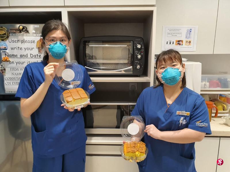 收到九龙会捐赠的爱心蛋糕,医护人员疲惫的脸上露出了笑容。(九龙会提供) 收到九龙会捐赠的爱心蛋糕,医护人员疲惫的脸上露出了笑容。(九龙会提供)