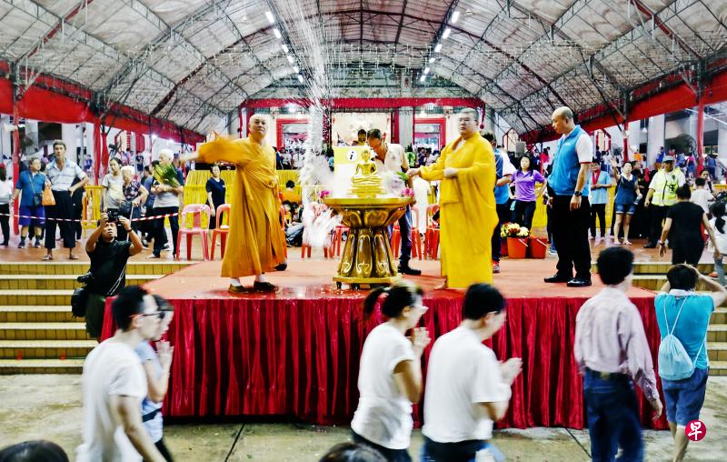光明山普觉禅寺往年办的卫塞节庆祝活动,包括吸引几万名信众参加的“三步一拜”仪式。但配合本周六起生效的防疫措施,寺庙会探讨是否有需要针对下来的卫塞节相关现场活动做出调整。(档案照片) 光明山普觉禅寺往年办的卫塞节庆祝活动,包括吸引几万名信众参加的“三步一拜”仪式。但配合本周六起生效的防疫措施,寺庙会探讨是否有需要针对下来的卫塞节相关现场活动做出调整。(档案照片)