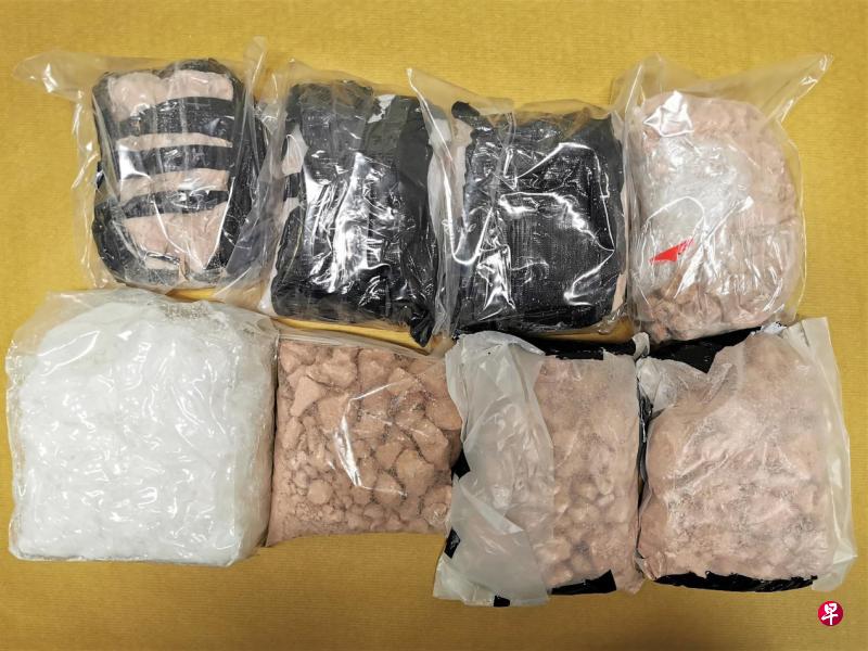 中央肃毒局本周一的执法行动,逮捕了三名涉嫌贩毒的男子,并起获市价近46万元的海洛因和冰毒。(中央肃毒局提供) 中央肃毒局本周一的执法行动,逮捕了三名涉嫌贩毒的男子,并起获市价近46万元的海洛因和冰毒。(中央肃毒局提供)