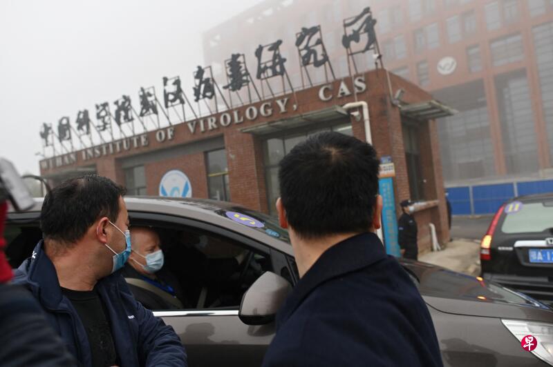 美国情报报告称,在中国首名患者发病前,武汉病毒研究所三名研究人员曾于2019年11月寻求医院治疗。图为赴华调查冠病起源的世卫组织专家组今年2月抵达武汉病毒研究所。(法新社档案照) 美国情报报告称,在中国首名患者发病前,武汉病毒研究所三名研究人员曾于2019年11月寻求医院治疗。图为赴华调查冠病起源的世卫组织专家组今年2月抵达武汉病毒研究所。(法新社档案照)
