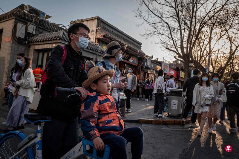 中国国务院新闻办公室将于11日上午10时召开新闻发布会,公布人口普查主要数据。图为一名戴口罩的男子推着一辆载着小男孩的自行车在北京传统社区里行走。(法新社档案照) 中国国务院新闻办公室将于11日上午10时召开新闻发布会,公布人口普查主要数据。图为一名戴口罩的男子推着一辆载着小男孩的自行车在北京传统社区里行走。(法新社档案照)