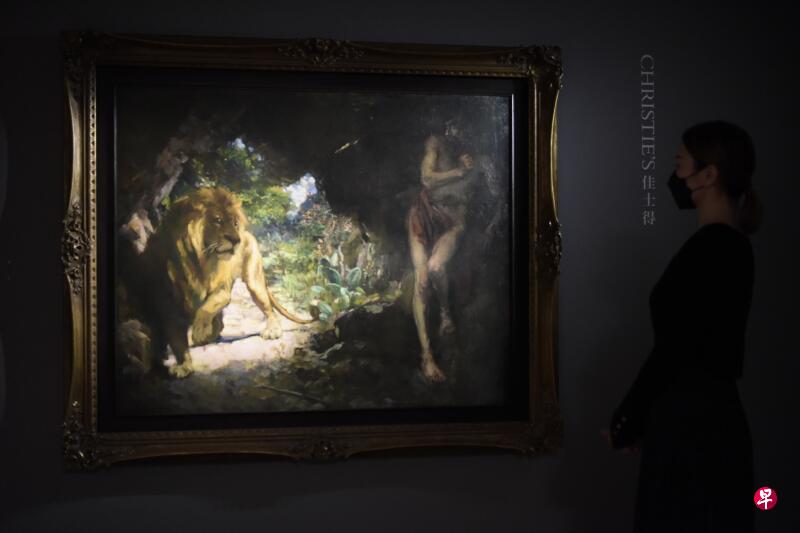 4月19日上午,香港佳士得揭晓徐悲鸿的油画《奴隶与狮》。该作品估价高达3.5亿港元至4.5亿港元。(中新社) 4月19日上午,香港佳士得揭晓徐悲鸿的油画《奴隶与狮》。该作品估价高达3.5亿港元至4.5亿港元。(中新社)