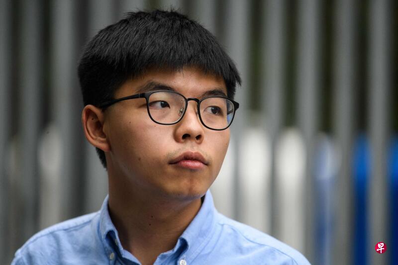 前香港众志秘书长黄之锋,2019年10月29日在香港立法会大楼外接受媒体采访。(法新社档案照) 前香港众志秘书长黄之锋,2019年10月29日在香港立法会大楼外接受媒体采访。(法新社档案照)