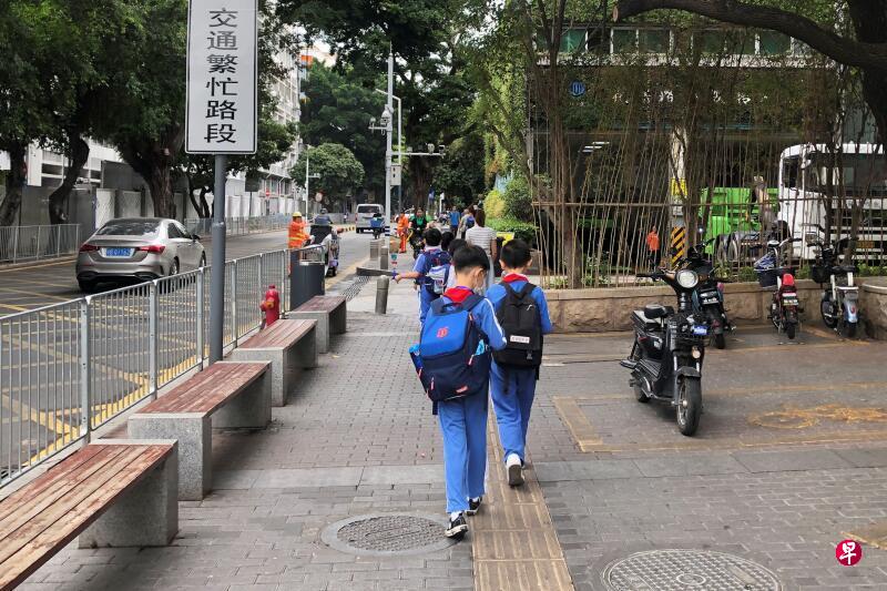 2021年4月20日,深圳某学校的学生放学。对于不少学生而言,放学意味着要赶往各种课外辅导班。(路透社) 2021年4月20日,深圳某学校的学生放学。对于不少学生而言,放学意味着要赶往各种课外辅导班。(路透社)
