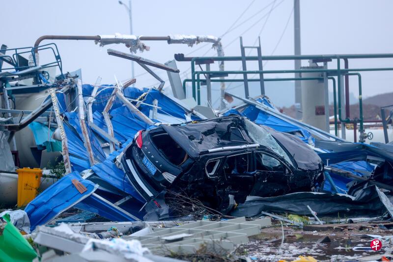 武汉市蔡甸区龙卷风灾害现场一处工地上受损的车辆。(中新社) 武汉市蔡甸区龙卷风灾害现场一处工地上受损的车辆。(中新社)