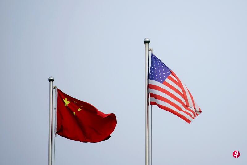 中美国旗共同竖立在上海一家企业大楼外。(路透社) 中美国旗共同竖立在上海一家企业大楼外。(路透社)