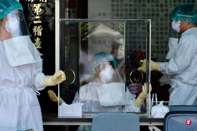 台湾今天有400起“校正回归”病例,即追加到上周每天的病例数。图为新北市的医务人员昨天准备为居民做检测采样。(法新社) 台湾今天有400起“校正回归”病例,即追加到上周每天的病例数。图为新北市的医务人员昨天准备为居民做检测采样。(法新社)
