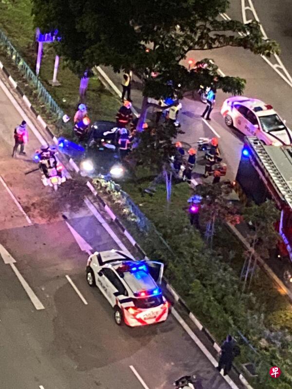 蓝色宝马失控撞上路堤后,车门被撞毁变型,乘客一度卡在座位上不能动弹。(受访者提供) 蓝色宝马失控撞上路堤后,车门被撞毁变型,乘客一度卡在座位上不能动弹。(受访者提供)