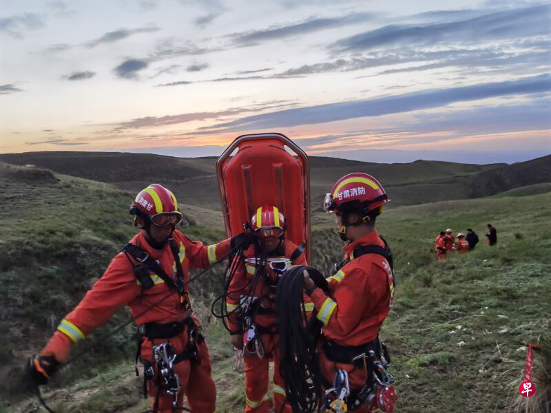 甘肃消防救援人员22日在白银景泰马拉松事故现场进行救援。(香港中通社) 甘肃消防救援人员22日在白银景泰马拉松事故现场进行救援。(香港中通社)