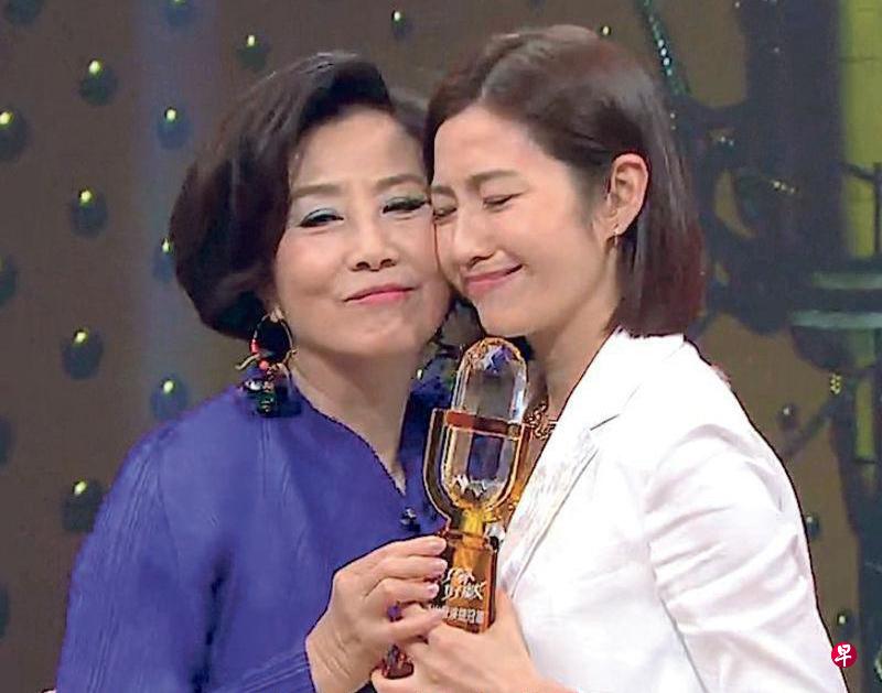 汪明荃(左)颁奖给陈自瑶,对陈自瑶表现极度赞赏。 汪明荃(左)颁奖给陈自瑶,对陈自瑶表现极度赞赏。