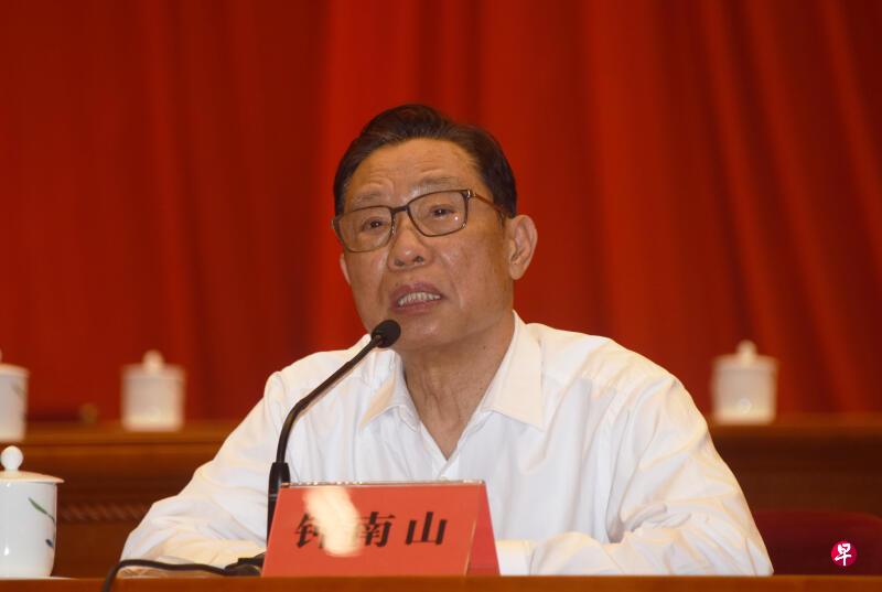 钟南山昨天在中国科协第十次全国代表大会作工作报告。(中新社) 钟南山昨天在中国科协第十次全国代表大会作工作报告。(中新社)