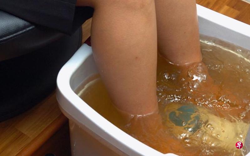 泡脚有养生作用,但,不是人人适合。(档案照) 泡脚有养生作用,但,不是人人适合。(档案照)