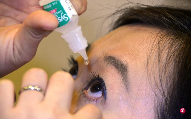 眼睛干涩时,可使用眼药水。(档案照) 眼睛干涩时,可使用眼药水。(档案照)