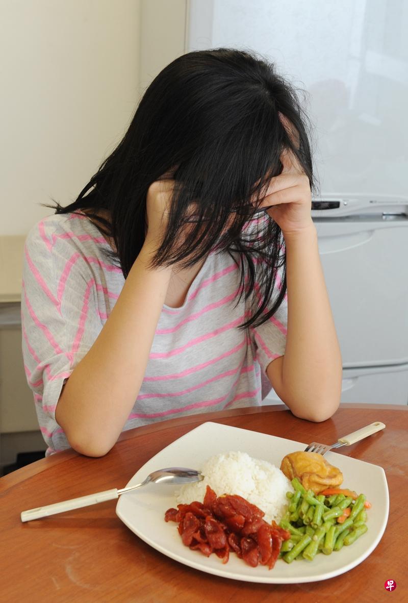 胃癌的初期症状可能包括早饱,吃一点点就饱,因为胃的容量减小了。(档案照) 胃癌的初期症状可能包括早饱,吃一点点就饱,因为胃的容量减小了。(档案照)