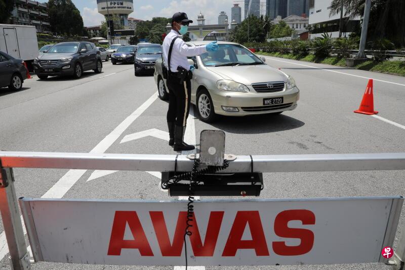马国从今日至6月6日,全国落实更严格的行动管制令,禁止所有人跨州跨县,除非有紧急事务、医疗、工作、经济、预约接种和远距离夫妻见面。(路透社) 马国从今日至6月6日,全国落实更严格的行动管制令,禁止所有人跨州跨县,除非有紧急事务、医疗、工作、经济、预约接种和远距离夫妻见面。(路透社)