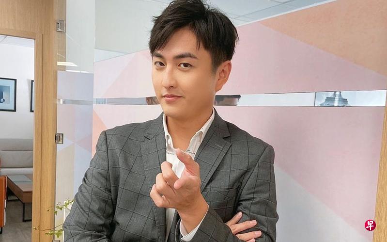 黄靖伦经常戴口罩和测量体温。(受访者提供) 黄靖伦经常戴口罩和测量体温。(受访者提供)