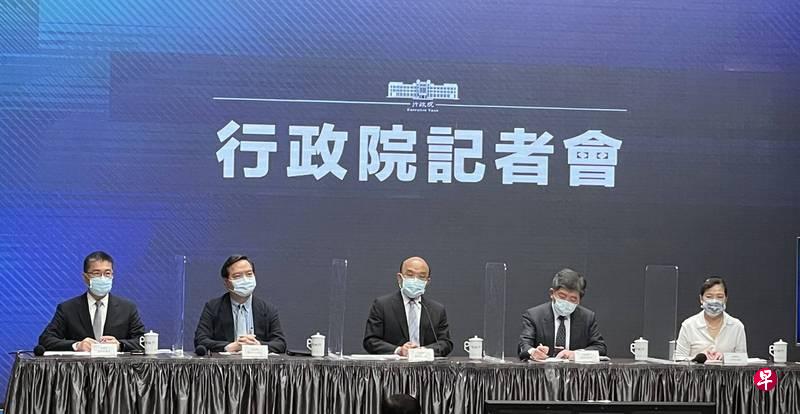 台湾行政院今天上午举行临时记者会,行政院长苏贞昌(中)说,昨天确诊案例达180人。(自由时报网站) 台湾行政院今天上午举行临时记者会,行政院长苏贞昌(中)说,昨天确诊案例达180人。(自由时报网站)