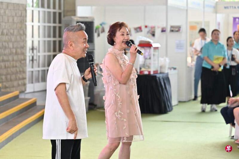 陈建彬（左）与林茹萍为《死死都要讲》做客座嘉宾。（新加坡慈怀理事会提供）